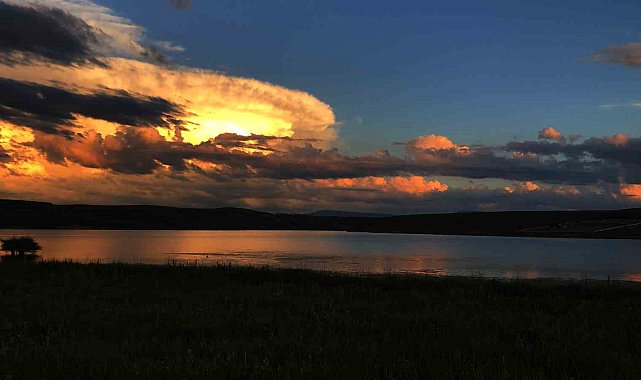 Kars'ta gün batımı kartpostallık görüntüler oluşturdu