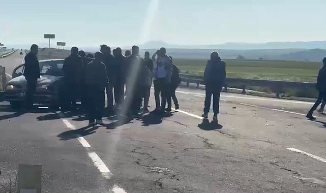 Kars'ta iki otomobil çarpıştı: 3 yaralı
