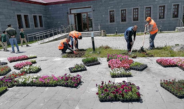 Kars'ta park ve bahçeler çiçek açıyor