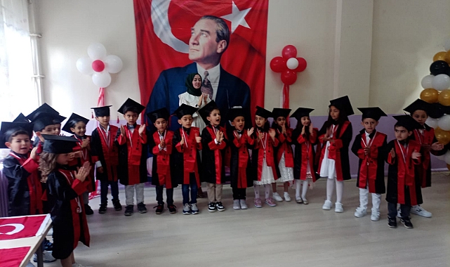 Karslı miniklerin ilk mezuniyet mutluluğu