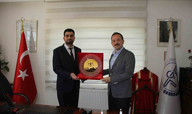 Kaymakam Bayram'dan Müftü Demirtaş'a plaket