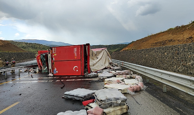 Kaza yapan tır nedeniyle  ulaşım bir süre kapandı