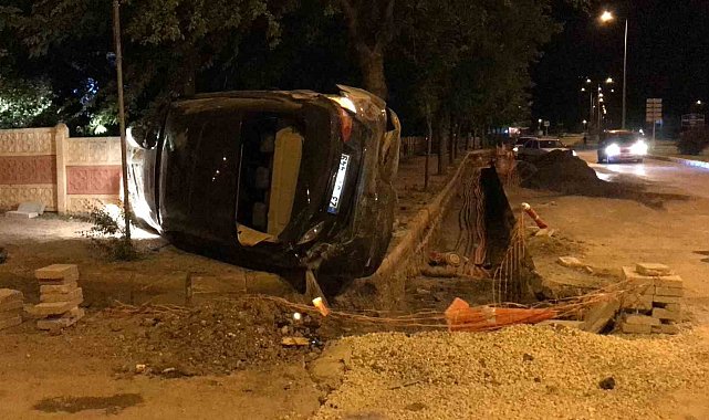 Kum birikintisi ve ağaca çarpan araç yan yattı: 2 yaralı