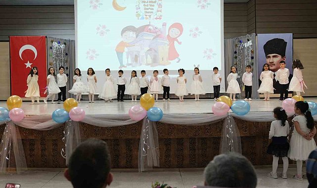 Kur'an kursu mezuniyetinde renkli görüntüler oluştu