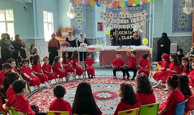 Kur'an kursu öğrencilerinden yılsonu etkinliği