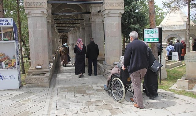 Kurban Bayramı arefesinde mezarlıklar ziyaretçiyle doldu