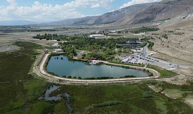 Kurban Bayramında güneşli havanın tadını mangal yakarak çıkardılar