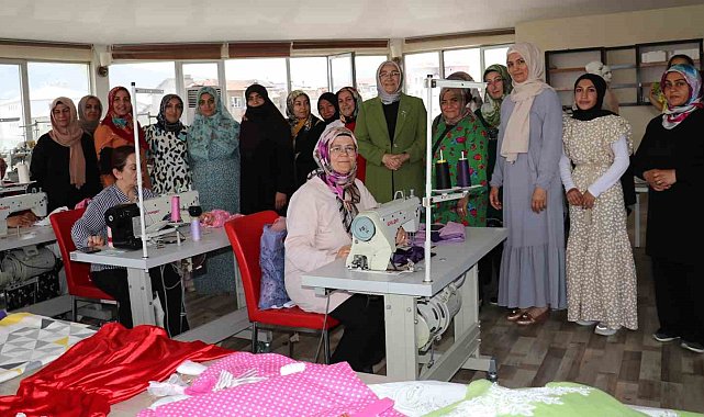 Kursiyerler yılsonu sergisine hazırlanıyorlar