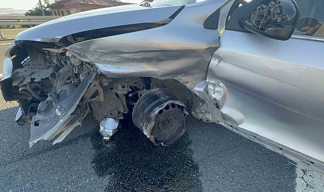 Lastiği patlayan otomobil bariyerlere çarptı: 3'ü çocuk 4 yaralı