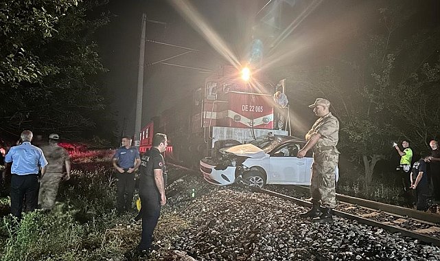 Malatya'da yolcu treni hemzemin geçitte otomobile çarptı: 1 ölü