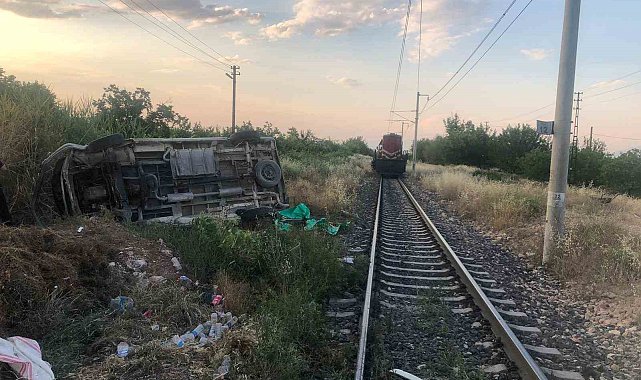 Malatya'da yük treni ile minibüs çarpıştı: 2 yaralı
