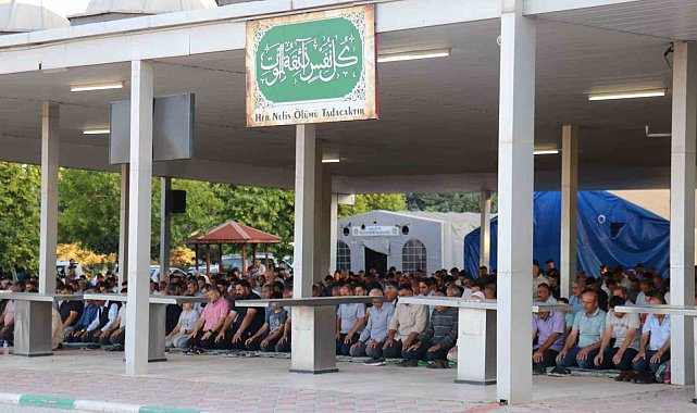 Malatyalılar bayram namazı için camileri doldurdu