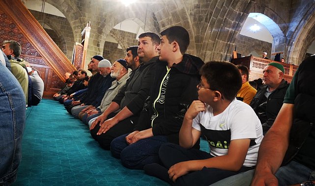 Milli Eğitim Bakanı Tekin Bayram namazını Ulu Camii'nde kıldı