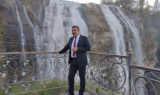 Milli Eğitim Bakanı Yusuf Tekin, baba ocağında çiçeklerle karşılandı