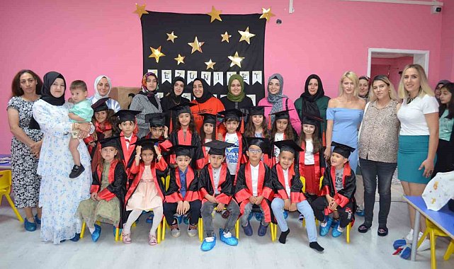 Minikler mezuniyetlerini kep atarak kutladı