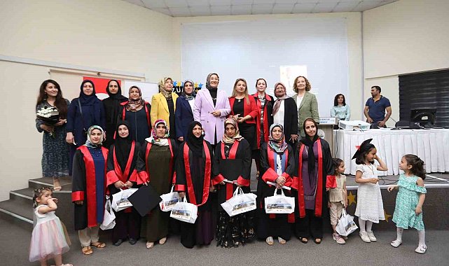 Okuma yazma öğrenen kadınların mezuniyet heyecanı