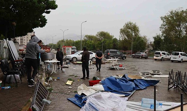 Oltu'da fırtına hayatı felç etti