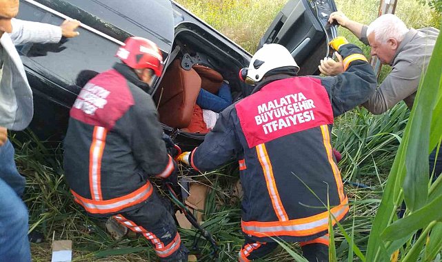 Otomobil elektrik direğine çarptı: 1 ölü, 4 yaralı