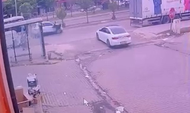 Otomobilin çarptığı yaya yaralandı, o anlar kameraya yansıdı
