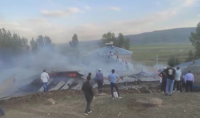 Özalp'ta ev ve ahır yangını