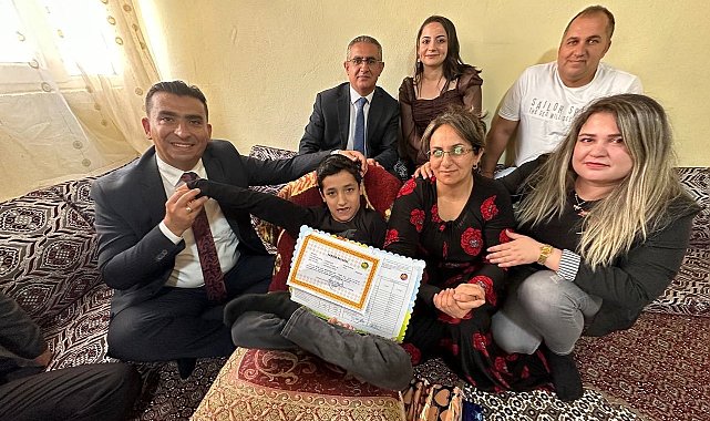 Özel eğitim uygulama öğrencisine öğretmenlerinden evde karne sürprizi