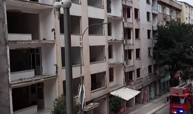 Polisin saatler süren ikna çalışmaları ile indiği çatıya sabah yeniden çıktı