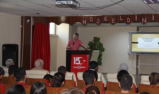 Prof. Dr. Karavelioğlu, lise öğrencilerine TÖMER'i ve Fen Edebiyat Fakültesini anlattı