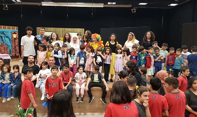"Dönüşüm Muhteşem Olacak" tiyatro oyunu sahnelendi