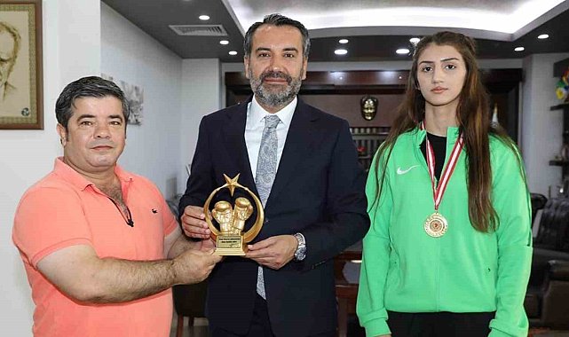 Şampiyon boksör Başkan Şerifoğulları'yla buluştu