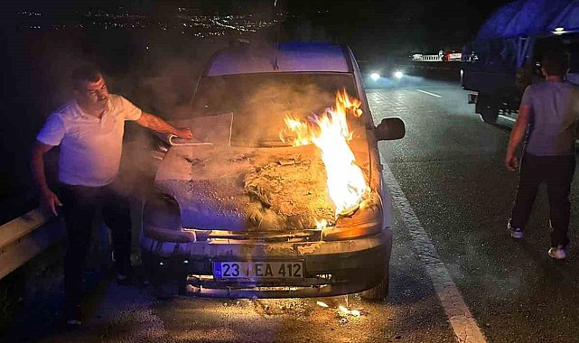 Seyir halindeki otomobil alev topuna döndü