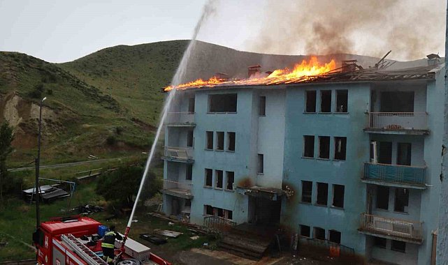 Şimşek çaktı, sökülen çatı alev aldı
