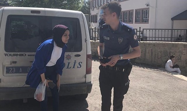 Sınava geç kalan vatandaşların yardımına polis ekipleri yetişti