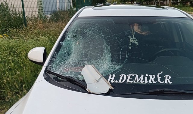 Sokak aydınlatma lambası aracın üzerine düştü