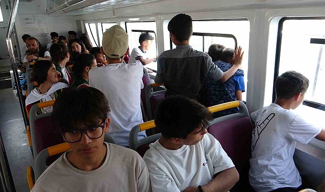 Sokakta çalışan çocuklar ilk defa deniz otobüsüne binip Van Gölü'nde tur attı