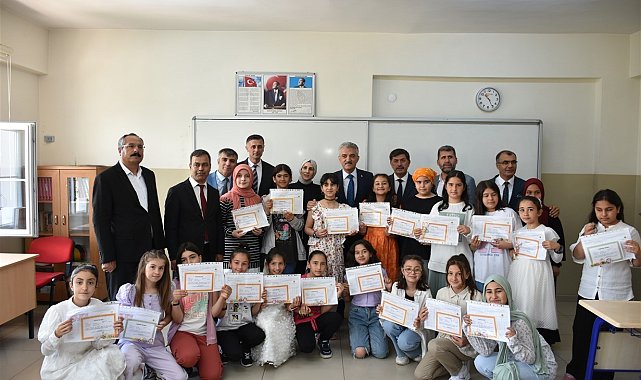 Son ders zili çaldı, öğrenciler karnelerini aldı