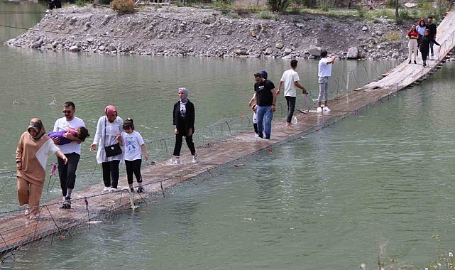 Tahta köprüden geçmek yürek ister