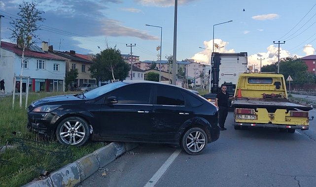 Tır, otomobili refüje sürükledi