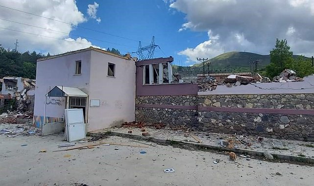 Tunceli'de ağır hasarlı kamu binalarının yıkımına başlandı