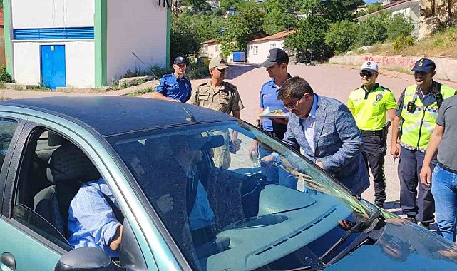 Tunceli'de çikolatalı ve oyuncaklı yol kontrolü