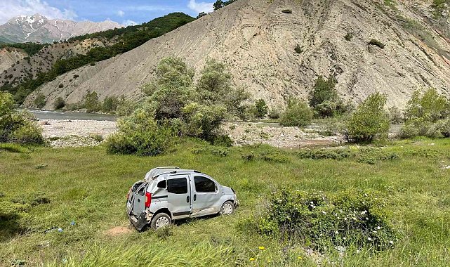 Tunceli'de hafif ticari araç şarampole devrildi: 6 yaralı
