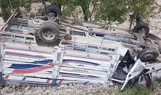 Tunceli'de kamyonet ters döndü