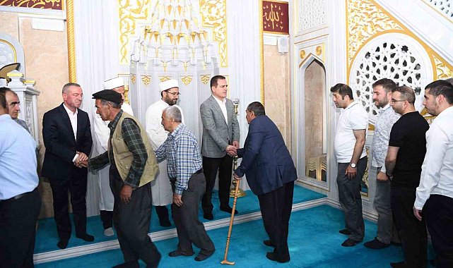 Vali Akbıyık vatandaşlarla bayramlaştı