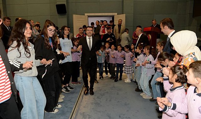 Vali gençlerle halay çekti, bilardo ve masa tenisi oynadı