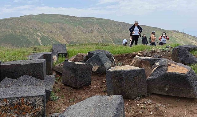 Van Gölü Aktivistleri Derneği üyelerinden doğa yürüyüşü