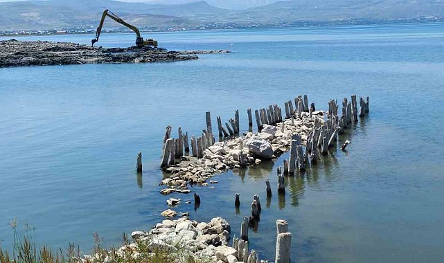 Van Gölü'nde balçık temizliği sonrası 100 yıllık iskele tamamen ortaya çıktı