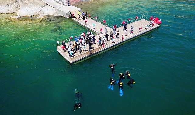 Van Gölü'nün dibinden çuvallarla çöp çıkarıldı