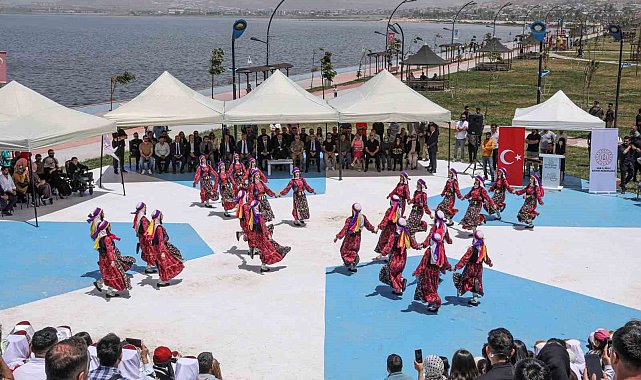 Van'da 13 yöreden folklor gösterisi ilgiyle izlendi