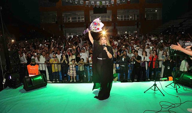 Van'da Azeri sanatçılar Şebnem Tovuzlu ile Ali Pormehr rüzgarı