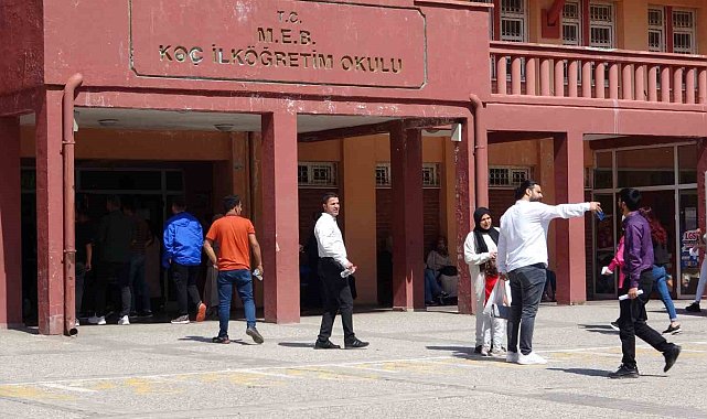 Van'da YKS maratonu başladı: Okula koşarak geldiler