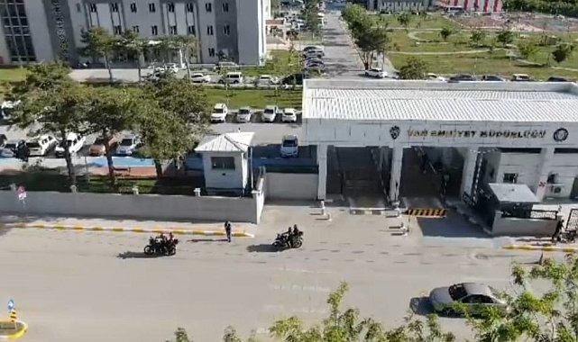 Van'da YKS'ye yetişmeye çalışan 22 öğrenciye polis yardımcı oldu